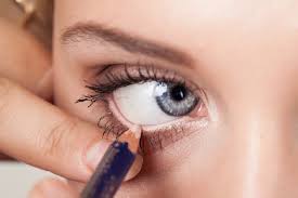 5 Cara Unik Memakai Eyeliner Putih Yang Bisa Kamu Coba Bukareview
