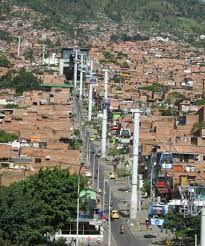 Bogotá bo̞ɰo̞ˈta̠ (offiziell bogotá, distrito capital, kurz bogotá, d.c.) ist die hauptstadt kolumbiens und verwaltungszentrum des departamento cundinamarca.mit ihren 7,4 millionen einwohnern (stand 2018) im eigentlichen stadtgebiet und 10,7 (stand april 2019) millionen in der agglomeration ist bogotá der größte städtische ballungsraum kolumbiens und außerdem eine der am. Kriminelle Gruppen In Kolumbien Wollen In Friedensprozess Einbezogen Werden Amerika21