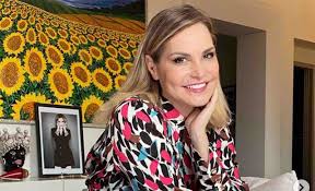 È l'dea top per l'autunno 2020 e alla presentatrice sta davvero molto bene e ricorda gwyneth simona ventura che ha dovuto rimandare il matrimonio con il giornalista giovanni terzi ha sfoggiato un nuovo taglio di capelli che le sta. Simona Ventura Ci Ha Dato Un Taglio Ecco Come E Ora