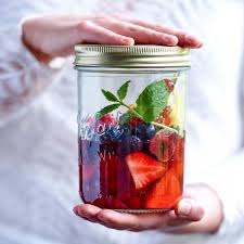 Fruitsalade In Een Jar Met Gember Muntsiroop Recept Fruitsalade Gember Fruit Desserts