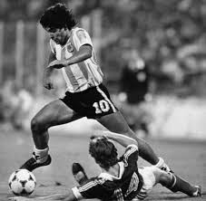 Diego maradona, przydomek „ręka boga lub „boski diego, to legenda światowego futbolu, doskonały piłkarz i mistrz. Kolume Abseits Vor 25 Jahren Schrieb Maradona Fussballgeschichte Welt