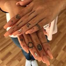120 Hand Tattoo Ideas From Women Celebrities That Love Ink 19 Thereds Me Tattoo Minimaliste Girl Finger Tattoos Finger Tattoo For Women Tiny Finger Tattoos