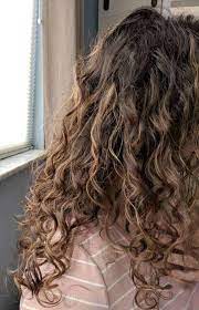 Bedhead 'dos, tousled locks with flyaways, messy braids and effortless updos are seen not only in the street, but also. Curly Girl Method For 2b 2c 3a Hair Routine For Fine Curly Hair