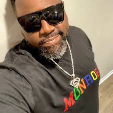 Nikki Brooks (@pastornikki)