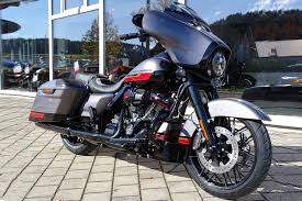 Display features odometer, trip a, trip b, range to empty and gear indicator; Harley Davidson Cvo Street Glide Modelljahr 2020 Bike Bildergalerie