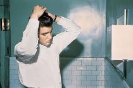 Elvis presley died at age 42 on august 16, 1977 at his mansion in graceland, near memphis, shocking his fans worldwide. Elvis Presley Die Private Seite Des King Of Rock N Roll Stern De