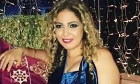 كشفت الفنانة نهلة سلامة، عن أن احد زيجاتها استمرت 48 ساعة فقط وكانت لشخص من خارج الوسط الفني، موضحة أن سبب فشل الزواج سريعا هو أن زوجها طالبها بعدم الذهاب الى المسرح وكانت ملتزمة بعقود وشروط جزائية وطلبها بالتوقف عن. ØªØ¹Ø±Ø¶Øª Ù„Ù„Ø§Ø®ØªØ·Ø§Ù ÙˆØªØ²ÙˆØ¬Øª Ù„Ù…Ø¯Ø© 3 Ø³Ø§Ø¹Ø§Øª Ø­ÙƒØ§ÙŠØ© Ø§Ù„ÙÙ†Ø§Ù†Ø© Ù†Ù‡Ù„Ø© Ø³Ù„Ø§Ù…Ø© Ø§Ù„ØªÙŠ Ø£Ù„Ù‚Øª ÙˆØ§Ù„Ø¯Ù‡Ø§ Ø§Ù„ÙÙ†Ø§Ù† Ø§Ù„Ø´Ù‡ÙŠØ± ÙÙŠ Ø§Ù„Ø´Ø§Ø±Ø¹ Ù†Ø¬ÙˆÙ… Ø§Ù„ÙÙ† Ø§Ù„Ù…ÙˆØ¬Ø²
