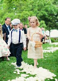 Blumenkinder bekommen traditionell ein tolles outfit verpasst, das dem von braut und bräutigam ähnelt. Inspiration Blumenkinder Kleider Miss Solution Bildergalerie Blumenkinder Hochzeit Blumenkinder Kleider Blumenkinder