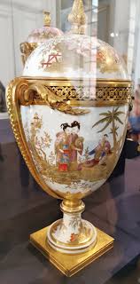 Garniture De Vase En Porcelaine Dure De Sevres 1774 1776 Temoigne De La Mode Des Chinoiseries Ont Appartenu A Marie En 2020 Vase En Porcelaine Chinoiserie Garniture