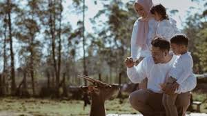 Cewek berhijab cantik sel… read more cewek berhijab cantik selfie di tempat wisata. Jalan Jalan Ke Bandung Coba Melipir Ke 5 Tempat Wisata Ini Siapa Tahu Nagih Herstory