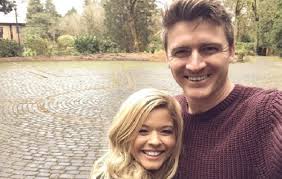During this week's episode of abc's dancing with the stars, contestant sasha pieterse discussed what it's like to have polycystic ovary syndrome (pcos), a health issue that left her baffled for nearly. Atriz De Pretty Little Liars Se Casa Em Castelo Na Irlanda Ofuxico