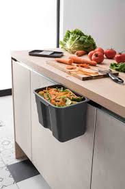 Vivez tout l'espace disponible dans votre cuisine, grâce à des solutions innovantes, optimisant les parties dédiées au stockage et améliorant l'aménagement de l'intérieur : Pratique Cette Petite Poubelle D Appoint A Fixer A La Fleur De Vos Facades Cuisine Ac Rangement Interieur Meuble Cuisine Meuble Cuisine Accessoires Cuisine