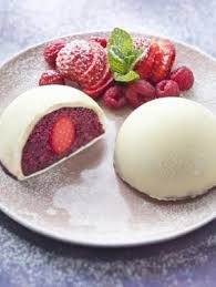 Dome Croquant De Chocolat Blanc A La Mousse De Fruits Rouges Et Coeur De Fraise Recette Mousse De Fruits Rouges Mousse Fruit Recette