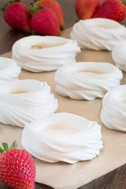 A Step By Step Guide To Making Homemade Meringue Nests Perfect For Making Beautiful Mini Pavlovas Avec Images Gateaux Et Desserts Recettes Sucrees Recette