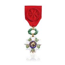 Legion d'honneur la révolution française ayant aboli toutes les décorations de l'ancien régime, napoléon bonaparte institue j'ai toujours admiré les ouvrages réalisés sous le premier empire, dans le domaine des arts décoratifs. Insigne De La Legion D Honneur Pour Officier En Argent Dore