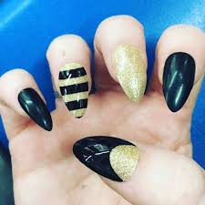 Optamos por estas ideas para decorar tu hogar negro y dorado ya que el negro es el color de la noche y el misterio, a su vez, este se asocia con el silencia, la sobriedad del invierno, el infinito y la fuerza pasiva femenina y misteriosa. Https Xn Decorandouas Jhb Net Unas Negras Decoradas