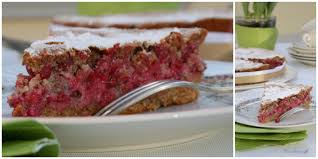 Johannisbeeren sind rot, weiß oder schwarz, schmecken säuerlich, mögen zucker und wachsen in rispen die saftigen beeren verleihen kuchen, torten, eiscremes oder auch obstgratins ein leicht. Ein Paar Gabeln Voll Sommer Johannisbeerkuchen Naschkatze