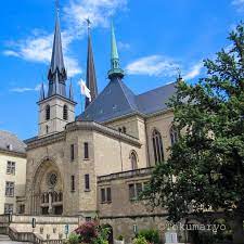 toku trip on instagram ルクセンブルクのノートルダム大聖堂 luxembourg cathedral ルクセンブルク大聖堂 たび 旅行写真 tokumaryoblog cathedral barcelona cathedral house styles