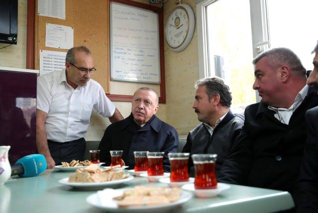 Cumhurbaşkanı Recep Tayyip Erdoğan, Çukurambar’da bir taksi durağında taksicilerle çay eşliğinde simit yiyip sohbet etti. ile ilgili görsel sonucu"