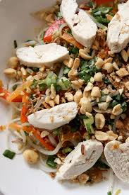 Salade Vietnamienne Poulet Carotte Poivron Rouge Pousse Soja Nouille De Riz Menthe Coriandre Salade Poulet Recette Asiatique Salade Vietnamienne