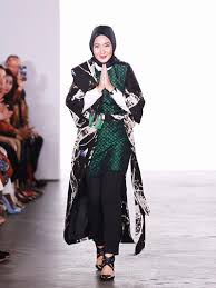 Dian pelangi (lahir di palembang, 14 januari 1991; Curhat Dian Pelangi Alami Diskriminasi Di Paris Karena Hijab