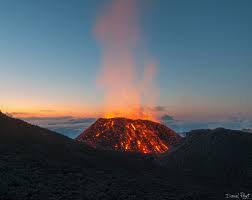 See more of les pythons de la fournaise on facebook. Lever Du Jour Sur Une Eruption Au Piton De La Fournaise Natural Landmarks Volcano Landmarks