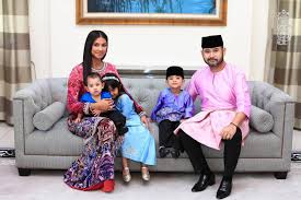 باجو ملايو) is a traditional malay costume, originated from the court of malacca, and is traditionally worn by men in brunei, malaysia, singapore, parts of indonesia. Kekal Beraya Ikut Norma Pkp Hamper Raya Tmj Buat Pemain Jdt Mopress