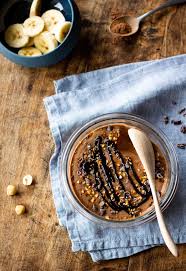 Placer le tout au congélateur et laisser reposer 2 heures verser la glace dans des coupes et parsemer de noix hachées et de raisins. Creme Glacee Banane Chocolat Noisettes Sans Sorbetiere Nice Cream Lady Coquillette Recettes De Cuisine Gourmandes Et Creatives