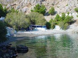 Όποιος αποφασίσει να επισκεφτεί το νησί μπορεί να απολαύσει μοναδικούς περιπάτους, και να κολυμπήσει σε μαγευτικές παραλίες με σπήλαια. Oi Kalyteres Paralies Ths Kalymnoy Diakopomania