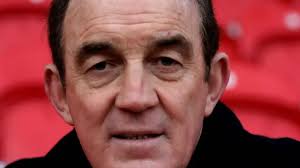 Statue of Llanelli rugby legend Phil Bennett unveiled