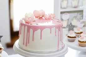 Layer Cake Rose Et Blanc Gateau Blanc Avec Coulis Glacage Coulant Et Coeurs Roses Creme Pour Gateau Meilleurs Gateaux De Mariage Idee Gateau
