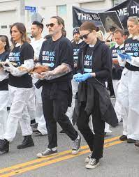 The joker star and his. Joaquin Phoenix Rooney Mara Protestieren Mit Totem Tier Promiflash De