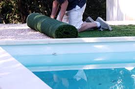 Ces professionnels livrent et posent votre pelouse artificielle haut de gamme et 100% française près de lyon, et dans les 59. Piscine Et Gazon Synthetique Nos Conseils Avant D Acheter