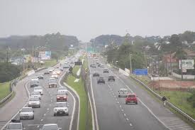 Feriadão deve levar quase 1 milhão de veículos às rodovias do Paraná; veja horários de pico