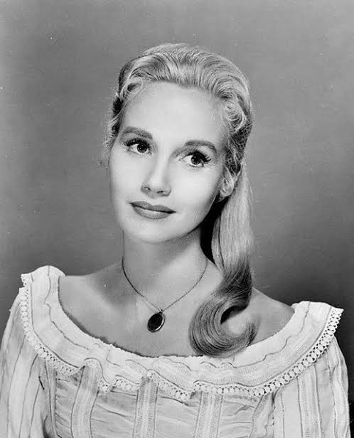 L'actrice oscarisée Eva Marie Saint, connue pour son rôle dans La Mort aux  trousses, fête aujourd'hui ses 101 ans.
