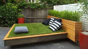 Bett Aus Paletten Und Gras Im Garten Anlegen Tagesbett Garten Neu Gestalten Graser Im Garten