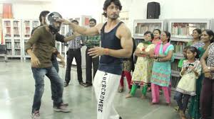 Vidyut jamwal (41 years old) 2021 body stats. Vidyut Jammwal Age Height Girlfriend Wife Family Biography More Starsunfolded