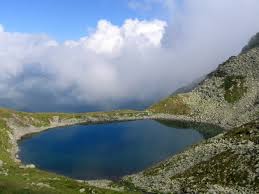Dar regiunea este mai potrivita pentru vizitatori negrabiti care vin sa se bucure de natura, de traditii si de o intoarcere in timp care te incarca de energie. Lacul Iezer Maramures