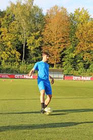 Eine fußballmannschaft besteht auf dem platz aus einem torwart und 10 feldspielern (11 spieler. Traumjob Profi Fussballer Fiete Kiel
