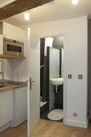 Pour parvenir à faire tout cela sans dépenser énormément, voici des astuces et les erreurs à éviter, pour bien optimiser l'espace d'un studio ou. Amenagement Studio Paris 10m2 Fonctionnels Salle De Bains Studio Amenagement Studio Chambre De Bonne