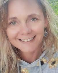 Amanda Lamp's Instagram, Twitter & Facebook