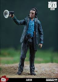 We find aaron and father gabriel surrounded by walkers in a field, fighting their way through the dead. The Walking Dead Series 10 Exclusive Aaron Actionfigur Mcfarlane Neu L