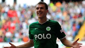 Lustlos, unmotiviert und frustriert lief der bosnische stürmerstar des vfl wolfsburg am freitag über den. Wolfsburg Set For Dzeko Talks Football News Sky Sports