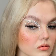 Trisha Bond's Instagram, Twitter & Facebook