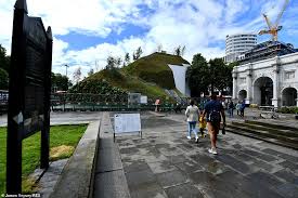 The temporary marble arch mound will include a viewing platform which allows visitors a unique opportunity to look out over the area from a new perspective as the council and its partners start to. Tourists Atop London S 2m Marble Arch Mound Call It Hideous Eyesore Injuredly