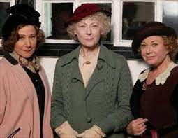 Miss marple, the spinster detective who is one of the most famous characters created by english crime writer agatha christie, is portrayed by joan hickson who starred in a dozen television m ysteries about miss marple over the course of a decade. Miss Marple Temoin Indesirable Telefilm Programme Tv Replay
