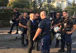 Μηπωσ θα κατεβει με την χρυσαυγουλα ??γιατι γερνει περοσσοτερο προσ τα εκει??? O Mpogdanos Mhnyei Kai H Elas Parayta Syllambanei Atexnws