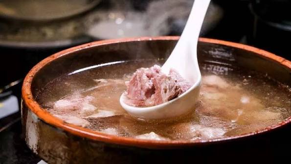 Nước hầm xương để tủ lạnh được bao lâu? Cách bảo quản nước hầm xương