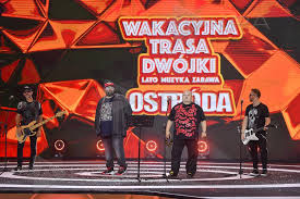 Koncerty będą odbywać się dla widzów, którzy będą siedzieć w zaparkowanych pod sceną samochodach. Akpa Texts Wakacyjna Trasa Dwojki W Ostrodzie