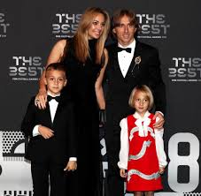 Sønn av faren stipe modrić og moren radojka modrić er som fotballspiller i 2021 kjent for dinamo zagreb. Fifa Luka Modric Beerbt Cristiano Ronaldo Und Lionel Messi Als Weltfussballer Welt